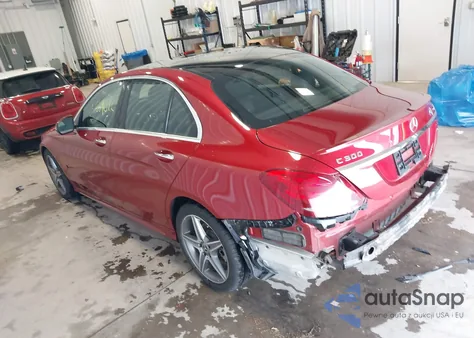 2018 Mercedes-Benz C 300 4Matic z USA, uszkodzony, nr VIN 55SWF4KB7JU244244